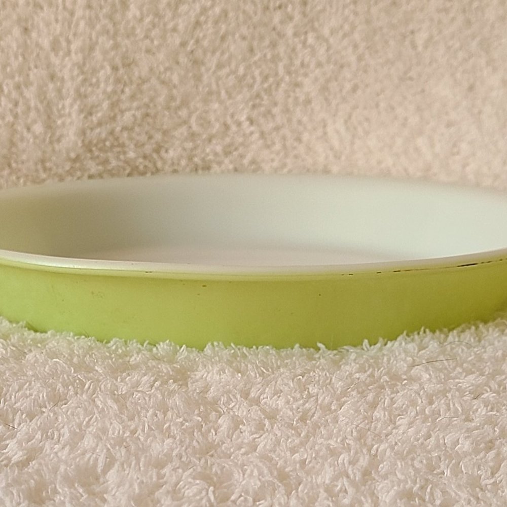 Vintage Pyrex 9" pie plate - Lime Green (EUC)